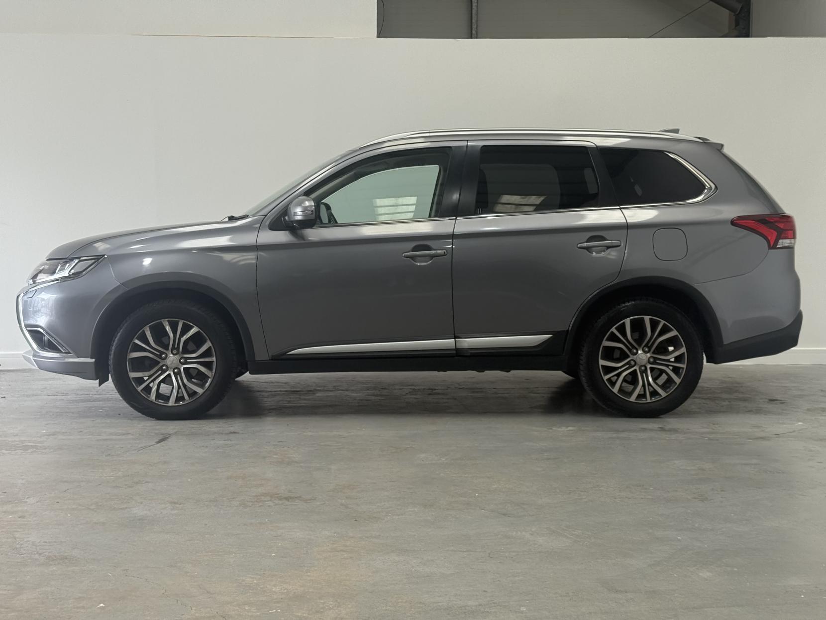 Mitsubishi Outlander 2.2 DI-D 4 SUV 5dr Diesel Auto 4WD Euro 6 (147 ps)