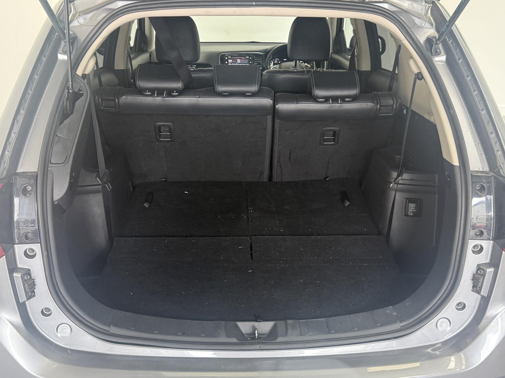 Mitsubishi Outlander 2.2 DI-D 4 SUV 5dr Diesel Auto 4WD Euro 6 (147 ps)