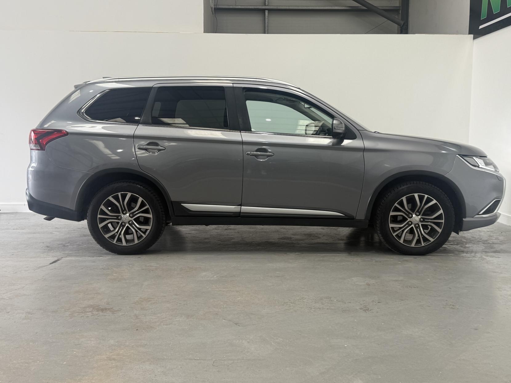 Mitsubishi Outlander 2.2 DI-D 4 SUV 5dr Diesel Auto 4WD Euro 6 (147 ps)
