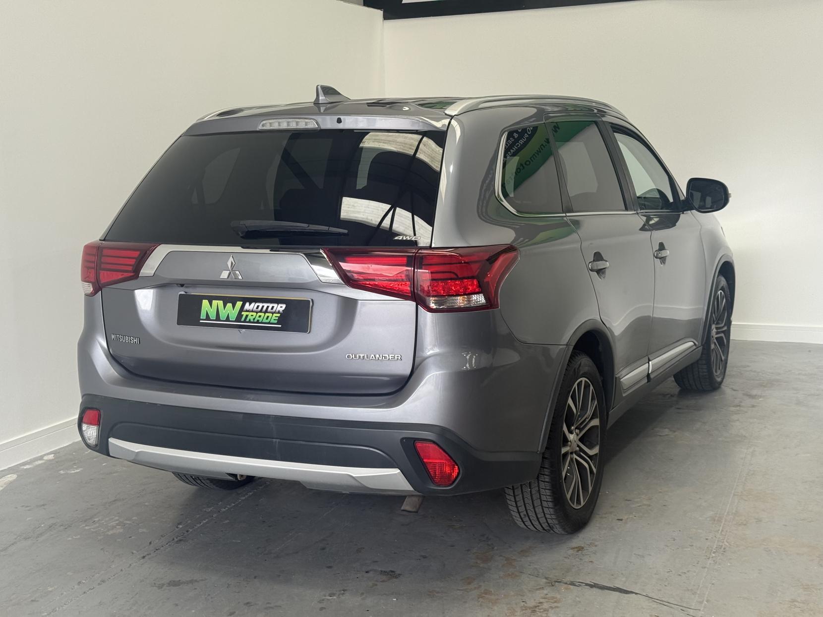 Mitsubishi Outlander 2.2 DI-D 4 SUV 5dr Diesel Auto 4WD Euro 6 (147 ps)