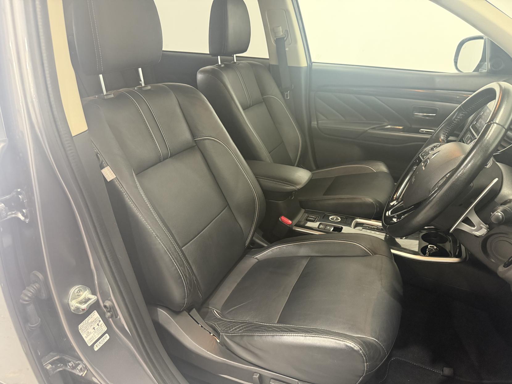 Mitsubishi Outlander 2.2 DI-D 4 SUV 5dr Diesel Auto 4WD Euro 6 (147 ps)