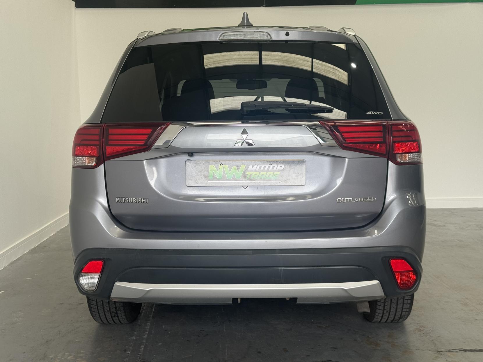 Mitsubishi Outlander 2.2 DI-D 4 SUV 5dr Diesel Auto 4WD Euro 6 (147 ps)