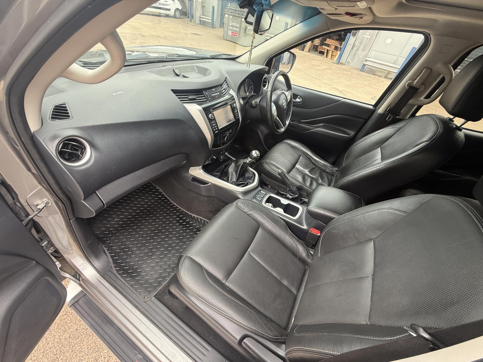 Nissan Navara 2.3 dCi Tekna Pickup Double Cab 4dr Diesel Manual 4WD Euro 6 (s/s) (190 ps)