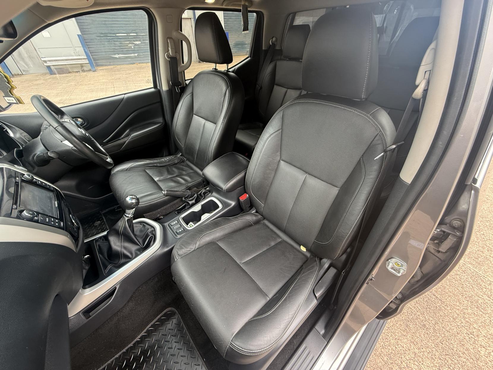 Nissan Navara 2.3 dCi Tekna Pickup Double Cab 4dr Diesel Manual 4WD Euro 6 (s/s) (190 ps)