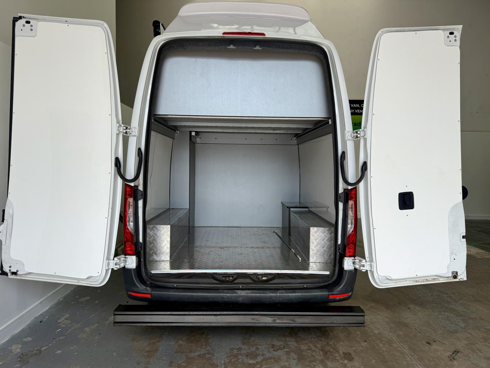 Mercedes-Benz Sprinter Crew Van 6 Seats Race Van Converted Motorhome With Garage 2.1 314 6 Seater Camper Van Race Van Manual RWD L2 H1 Euro 6